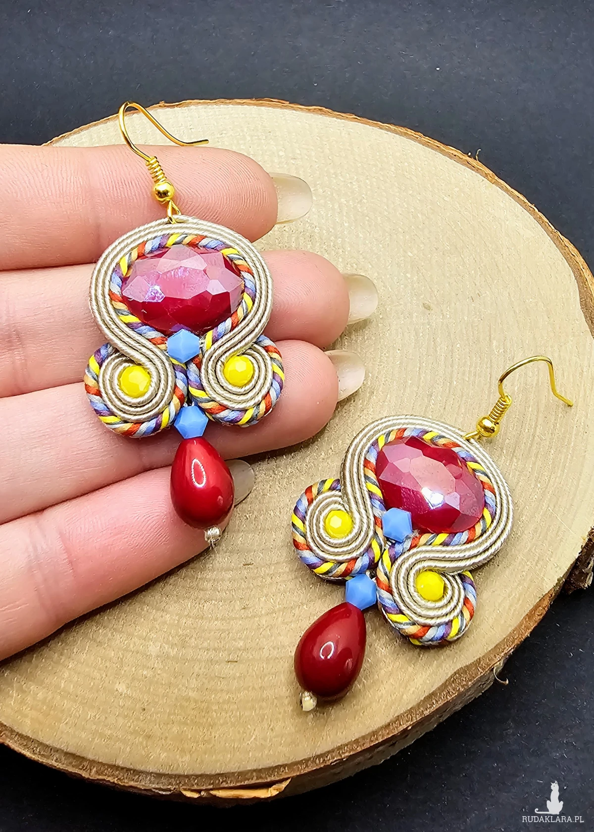 Kolorowe kolczyki sutasz z czerwonymi kryształkami